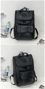 Vue détaillée montrant la texture et les sangles d'un sac à dos en similicuir noir PU