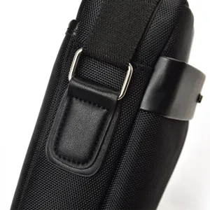 Détail d'un sac bandoulière pour homme en tissu Oxford avec quincaillerie métallique