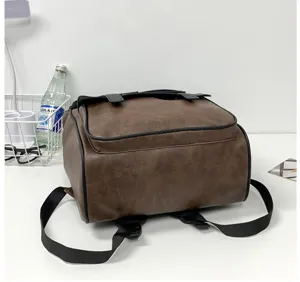 Vue détaillée de la base et des sangles réglables d'un sac à dos en cuir PU marron