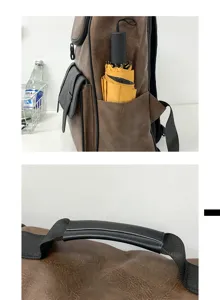 Détail du sac à dos en cuir PU marron montrant la poche latérale et la poignée renforcée