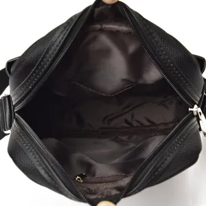 Vue intérieure détaillée d'un sac bandoulière noir durable pour homme en tissu Oxford