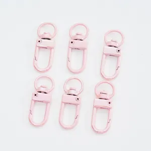 Dettaglio dei moschettoni in lega di zinco rosa chiaro con finitura laccata
