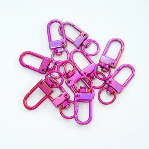 Dettaglio di moschettoni rosa iridati per accessori di borse e portachiavi fai da te