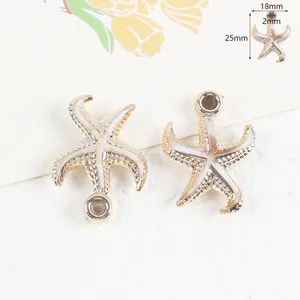 Dettaglio pendente stella Marina bordo dorato, acrilico imitazione madreperla accessorio.