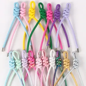Bunte Kunstleder geflochtene Knoten Schlüsselanhänger und stilvolle Tasche Dekoration.