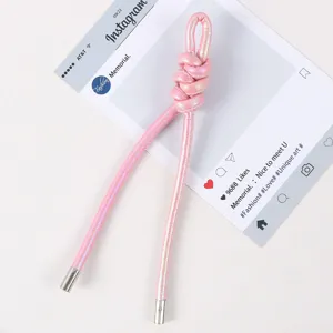Perlmuttrosa ledergeflochtene Handy-Halskette und Taschenriemen mit Metallkappen.