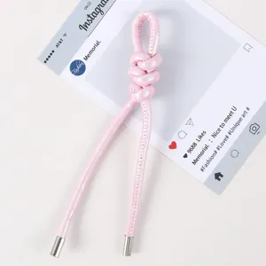 Rosa perlmuttfarbenes Leder geflochtener Twist Knoten Schlüsselband Taschenanhänger.
