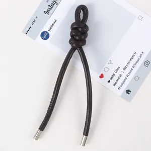 Detailansicht des dunkelbraunen Lederknoten Schlüsselanhängers, perfekte Taschendeko.