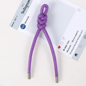 Lila PU Leder geflochtener Knoten Taschenanhänger Schlüsselanhänger Riemen schicke Deko