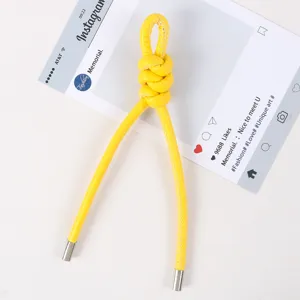 Gelber geflochtener Lederknoten Taschenanhänger Detailansicht, stylisches PU Schlüsselband.