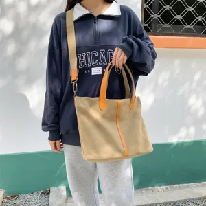 Grand sac cabas en toile kaki pour femme avec bordure orange et bandoulière large