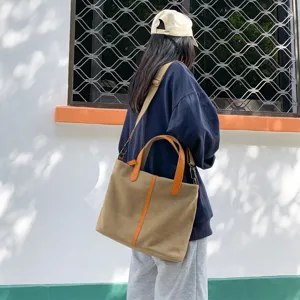 Grand sac cabas en toile élégant avec poignées en cuir dans un cadre de style de vie