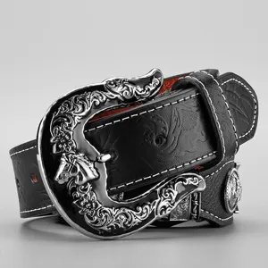 Dettaglio cintura in pelle vintage con fibbia argentata intagliata di cavallo e cinturino.