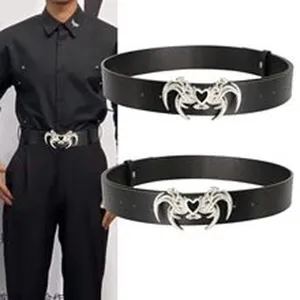 Detailansicht des amerikanischen Vintage-Stil Ledergürtels mit Metall-Herz-Schnalle.