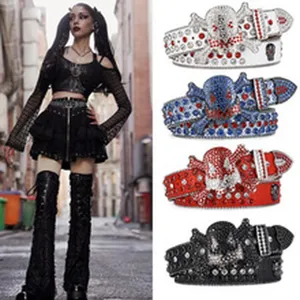 Detailansicht von Strass-Totenkopf-Gothic-Gürteln in vier Farben mit Street-Fashion-Model-Outfit.