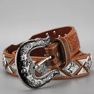 Cintura in pelle western vintage da uomo e donna con fibbia in metallo ornata e dettagli.