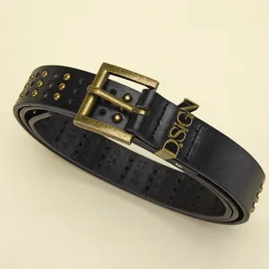 Cinturón ancho de cuero negro para mujer estilo punk con ojales metálicos y hebilla.