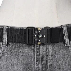 Gros plan détaillé de ceinture tactique en nylon avec boucle cobra à boussole intégrée