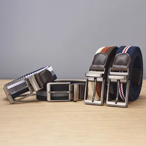 Close-up van casual geweven stretchriemen met draaibare metalen gespen en kleurrijke streepdetails.
