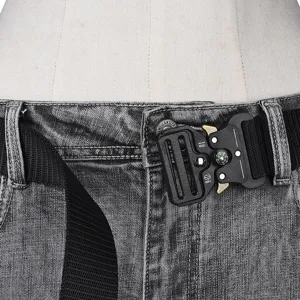Détail macro de la ceinture tactique multifonctionnelle en nylon avec boucle cobra et boussole