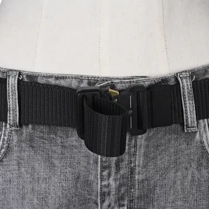 Détail en gros plan de la ceinture tactique en nylon avec boucle à dégagement rapide
