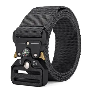 Détail de la ceinture tactique en nylon avec boucle cobra et boussole intégrée