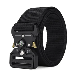 Gros plan d'une ceinture tactique en nylon avec boucle cobra et boussole.