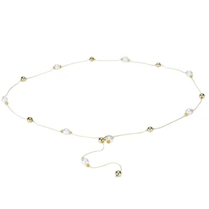 Elegante cintura a catena dorata con perle bianche e sfere dorate per abiti da donna