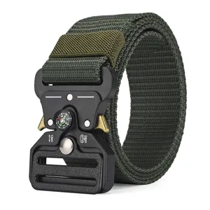 Détail d'une ceinture tactique en nylon vert armée avec boussole intégrée et boucle robuste