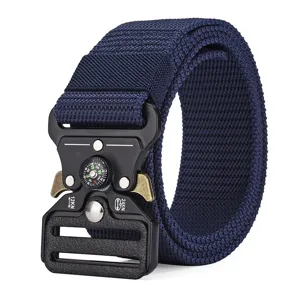 Vue détaillée de la ceinture tactique bleu marine avec boucle boussole et sangle nylon