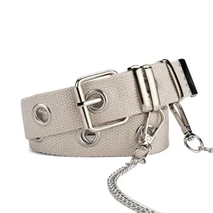 Primer plano de cinturón trenzado beige con ojales y cadena de estilo punk