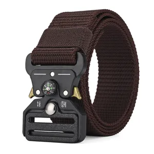 Vue détaillée de la ceinture tactique avec boussole et boucle en métal robuste