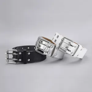 Vue détaillée de la ceinture punk à double œillet avec boucles en métal élégantes.