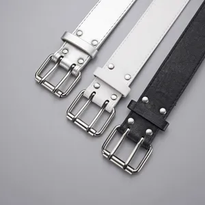 Gros plan de ceintures style punk à double ardillon en argent, blanc et noir élégants.