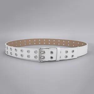 Ceinture en cuir blanc à doubles œillets et boucle métallique, accessoire de mode punk.