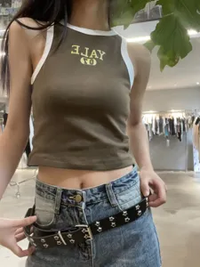 Cintura punk nera da donna con una doppia fila di borchie lucide a forma di stella