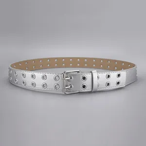 Vue détaillée de ceinture punk argentée à œillets doubles, finition métallique et boucle ardillon.