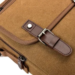 Nahaufnahme einer braunen Vintage-Canvas-Umhängetasche mit robustem Lederriemen