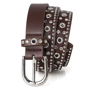 Damen brauner Ledergürtel mit Strasssteinen und Metallösen, stylisches Punk-Accessoire.