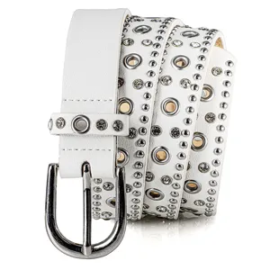 Nahaufnahme des weißen Strass-Nietengürtels mit silberner Schnalle und Metallösen.