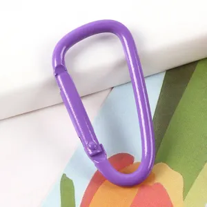 Μωβ μεταλλικό καραμπίνερ αξεσουάρ μπρελόκ DIY για τσάντες και λούτρινα παιχνίδια.