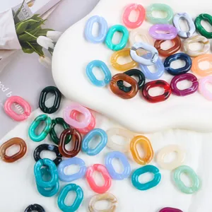 Acrylic U-shaped chain links detail, colorful tie-dye DIY accessories for bags and phone cases.