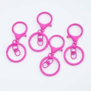 Λεπτομερές κοντινό πλάνο από έντονα ροζ καραμπίνερ κράματος ψευδαργύρου, σετ τεσσάρων.