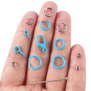 Accesorios surtidos para hacer joyas de bricolaje que incluyen anillas, cierres y abalorios.