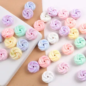 Detalle de cuentas de galleta en espiral con revestimiento AB, ideal para joyas y accesorios DIY.