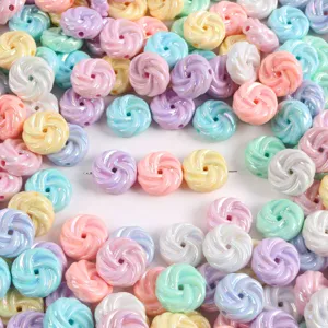 Primer plano detallado de cuentas de galleta en espiral con revestimiento AB, ideal para manualidades.
