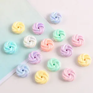 Primer plano de cuentas sueltas de galleta en espiral, acabado AB brillante, ideal para joyería DIY.