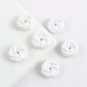 Primer plano de cuentas de galleta en espiral blancas con revestimiento AB para manualidades.