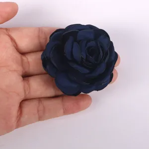 Gros plan sur la fleur en tissu bleu fonce 3D pour accessoire de broche et de cheveux DIY.