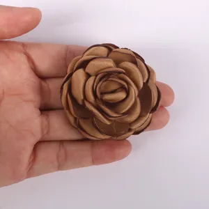 Broche fleur en tissu marron accessoire, applique florale artisanale DIY pour chapeaux et chaussures.